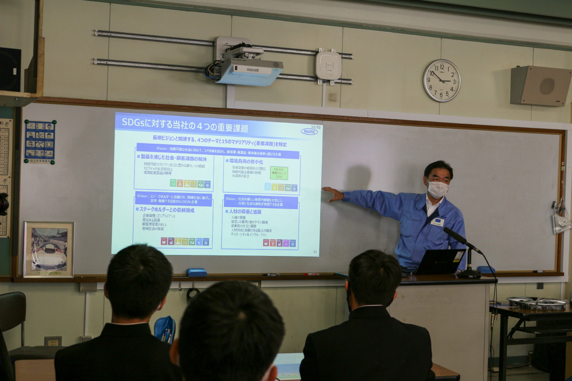 An “Environmental SDGs Ogaki Future Lecture” at Ogaki Technical High School