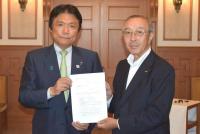 （写真左から）福岡県　小川知事、当社　小川社長