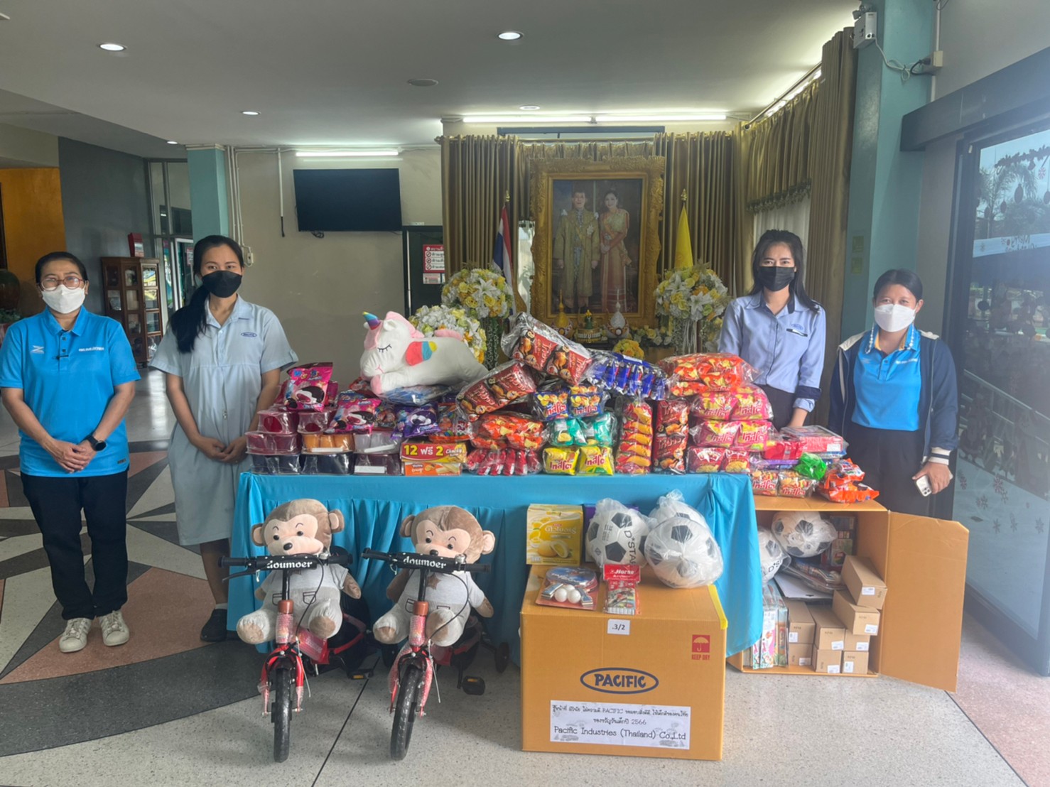 タイPITが近隣小学校にスポーツ用品などを寄付